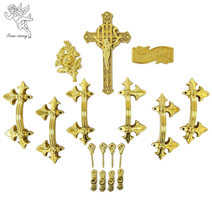 H9001 Juego <span class=keywords><strong>de</strong></span> herrajes dorados para ataúd, manijas para ataúd, decoración conmemorativa, artículos funerarios, precio <span class=keywords><strong>de</strong></span> fábrica al por mayor - Product Image 1