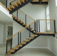 Escalier flottant moderne et garde-corps en verre trempé avec fixations métalliques apparentes, design minimaliste pour villa/maison de luxe