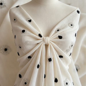 Tissu en mousseline texturée beige A172 en gros avec broderie de perles tubulaires en forme de cœur noir et blanc, design artistique de niche, matière pour robe - Product Image 5