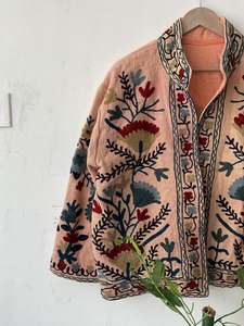 Veste brodée Suzani faite à la main manteau en coton matelassé Boho vêtements d'extérieur brodés ethniques pour femmes veste florale d'art traditionnel - Product Image 5