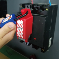 Herramienta de seguridad antimanipulación duradera y reutilizable para bloqueo de interruptores MCCB estándar, ideal para el control de riesgos en interruptores de baja tensión en talleres.