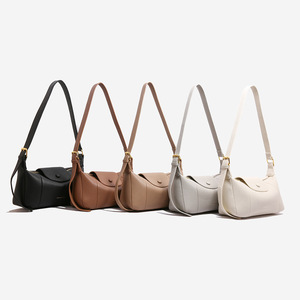 Sac bandoulière tendance en cuir PU souple pour femme - Sac à main décontracté imperméable avec sangle réglable et doublure en polyester pour usage quotidien - Product Image 6