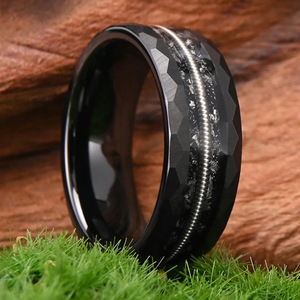 Anneau de guitare en acier tungstène martelé plaqué <span class=keywords><strong>noir</strong></span> de 8 mm de large en carbure de tungstène OEM pour alliance, cadeau pour femme et homme - Product Image 2
