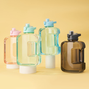 Botella de agua deportiva de plástico sin BPA de gran capacidad de 87 onzas, tapa abatible con un solo toque, a prueba de fugas, con mango de agarre cómodo para gimnasio y exteriores - Product Image 2
