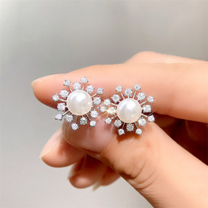 Orecchini a perno con fiocchi di neve dolci per donna, accessori freschi per l'uso quotidiano - Product Image 5