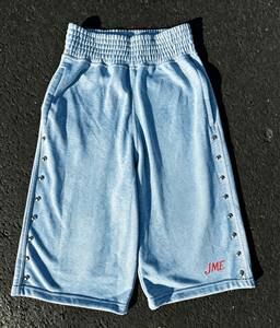 Shorts pour homme bleu clair brodés avec logo lettre rouge, détails rivets, taille élastique, style décontracté - Product Image 3