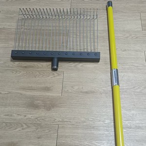 Rastrillo para hojas de acero inoxidable con mango telescópico amarillo para jardinería y trabajos en el jardín - Product Image 3