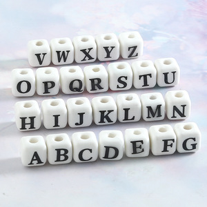 Perles carrées en céramique blanches de 8 mm avec 26 lettres anglaises et grand trou, idéales pour la fabrication de bijoux DIY – Vente chaude - Product Image 1