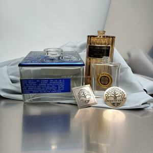 Etiqueta de botella de perfume personalizada con logotipo de caja, respaldo adhesivo de Metal en relieve e impermeable para embalaje cosmético - Product Image 4