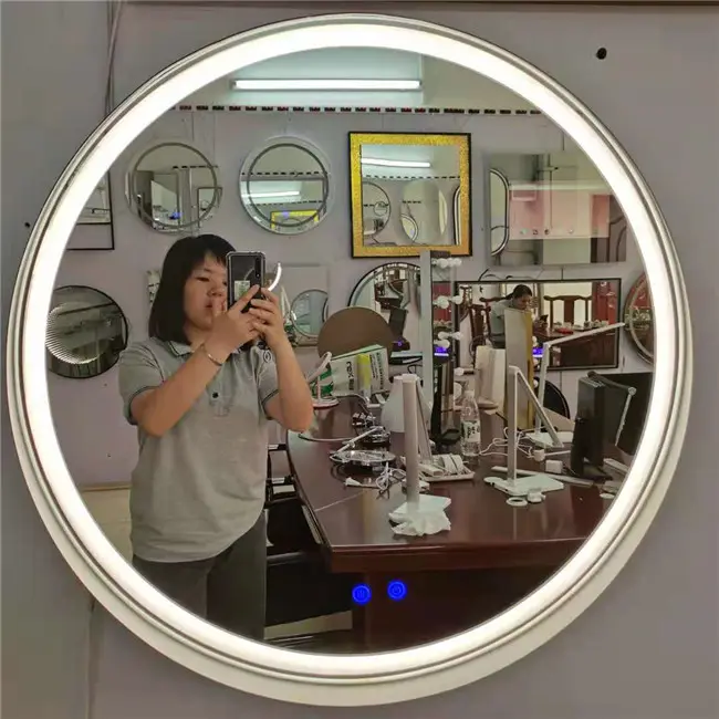 قوانغتشو دش مرآة شاشة led مرآة مع إحساس اللمس و الضباب الضوء وظيفة جولة