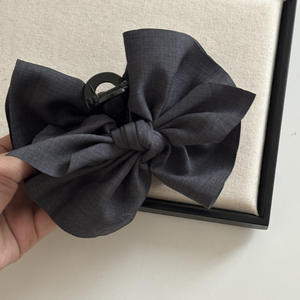 Pince à cheveux élégante française avec grand nœud en tissu, pince requin en plastique pour femme, idéale pour les fêtes - Product Image 2