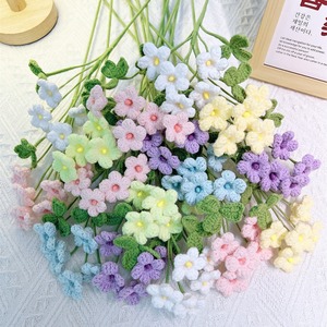 Bouquet di Margherite Ecologico Fatto a Mano all'Uncinetto, Set Finito con Cinque Fiori e Due Foglie, Fiore Eterno - Product Image 4