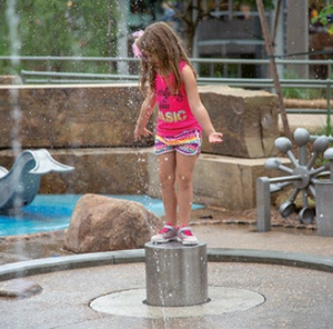 Station de jeux aquatiques à pédales où le plaisir rencontre la durabilité, avec jets d'eau rafraîchissants et jeux interactifs - Product Image 3
