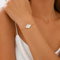 Collection de Bracelets Anti-ternissement en Perles Baroques d'Eau Douce et Perles Losanges, Plaqué Or, avec Chaîne Câble, Vente en Gros pour Mariage