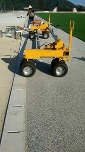 Machines de transport de pelouse Petites machines de transport de <span class=keywords><strong>gazon</strong></span> artificiel Machine de levage et de pose de rouleaux d'herbe artificielle - Product Image 5