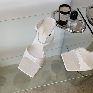 Chaussures élégantes pour femmes en or et argent, à bout carré, talons bas, avec boucle de haute qualité, pour tenues habillées 2023 - Product Image 5