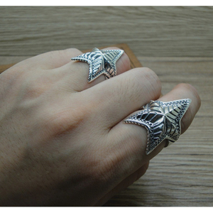 Anillo <span class=keywords><strong>de</strong></span> joyería fina <span class=keywords><strong>de</strong></span> moda <span class=keywords><strong>de</strong></span> plata <span class=keywords><strong>de</strong></span> ley 925 con pentagrama Cody personalizado para hombres y mujeres - Product Image 2