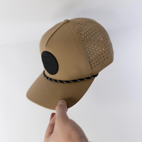 Casquette de baseball kaki personnalisée avec logo, détails en corde, profil haut, style A-frame, avec patch en caoutchouc noir, perforée et respirante pour l'extérieur