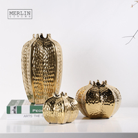 Vase doré texturé Merlin Living, forme couronne angulaire, ornement moderne et luxueux pour la maison, vase de table doré avec vase à fleurs