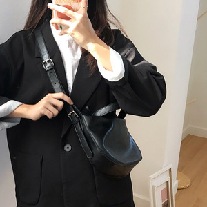 Bolso de Pecho para Mujer First Artemisia, Negro, Minimalista, con Cierre de Cremallera, Informal, para Otoño, Portátil, Tipo Bandolera - Product Image 2