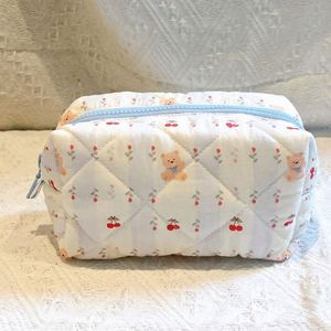 Pochette de maquillage matelassée en coton écologique et recyclable, personnalisée avec imprimé ours pour femme, pour rangement et organisation, avec fermeture éclair - Product Image 3