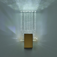 Applique murale LED moderne en cristal doré avec hauteur réglable et contrôle sans fil, lumière douce pour les yeux, idéale pour salon, chambre et escalier