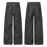 Pantalon en denim structuré, coupe trapèze, jambe large et droite, multi-poches, style workwear, déstructuré et non conventionnel, couleur unie