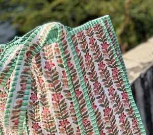 Bolso de mano grande de algodón acolchado con estampado a mano para mujer, ideal para compras y viajes. - Product Image 2