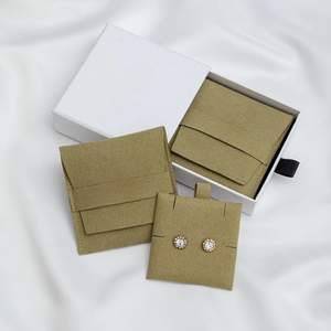 Pochette à bijoux en microfibre personnalisée Oliver avec insert/support, logo en relief, pour emballage de bijoux, 8*8+8 cm, personnalisable, vente en gros - Product Image 1
