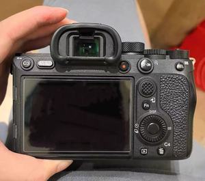 Appareil photo hybride Sony A7R IV d'occasion, boîtier 61MP plein format, stabilisation 5 axes, vidéo 4K, bon état, prêt à être expédié - Product Image 5