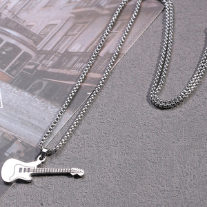 Personnalité créative européenne et américaine à la mode pour hommes Mini pendentif guitare rock collier en <span class=keywords><strong>acier</strong></span> <span class=keywords><strong>inoxydable</strong></span> bijoux - Product Image 3