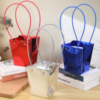 Boîte à fleurs brillante, boîte cadeau florale pliable à la mode avec poignée pour les fleuristes, matériaux d'emballage pour bouquets.