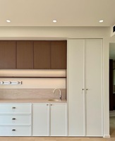 Comptoir de bar en pierre de luxe avec armoires, design de bar de luxe, armoires de bar sur mesure en bois pour les zones de bar du salon
