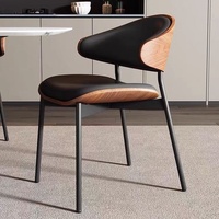 Chaise de salle à manger minimaliste italienne de designer, chaise de bureau rétro en métal courbé pour la maison, chaise en cuir pour café, réunion et négociation