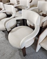 Fauteuil Chesterfield pivotant haut de gamme moderne et luxueux, éco-responsable, en tissu et métal, avec rembourrage en éponge, pour salon