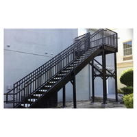 Escalier extérieur courbé avec structure en aluminium, marches en teck, revêtement de qualité marine, construction résistante aux intempéries
