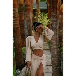 ชุดเซ็ตสองชิ้นสำหรับผู้หญิง สีเบจ ไซส์ XS กระโปรงผ่าข้าง พร้อมเสื้อเข้าชุด  สั่งซื้อขั้นต่ำ 2 ชิ้น - Product Image 4