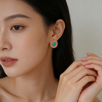 Boucles d'oreilles clous Tai Silver tendance en or 18 carats avec zircon coloré rond serti clos pour femme, idéales pour mariage