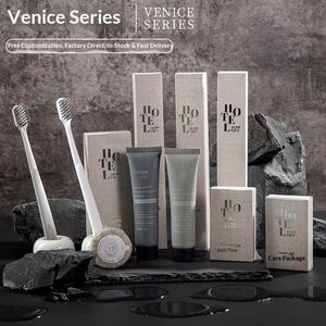 Kit de toilette jetable pour hôtel étoilé avec logo imprimé, ensemble d'articles de toilette pour maison d'hôtes, brosses à dents à poils souples et dentifrice - Product Image 1