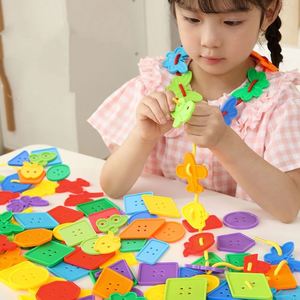 Juguete de Rompecabezas de Plástico con Botones para Desarrollar la Coordinación Mano-Ojo, Formas Geométricas, Colores Brillantes, Enhebrado y Atado - Product Image 1
