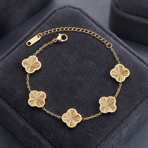 Bracciale Placcato Oro 18K con Quadrifoglio per Donne, Grazioso Braccialetto Portafortuna a Quattro Foglie, Set di Gioielli alla Moda per Mamma, Regalo Perfetto - Product Image 2