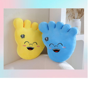 Coussin décoratif en peluche 3D réaliste en forme de Bigfoot multicolore 8651 avec visage souriant pour la décoration intérieure, coussin en peluche Bigfoot à câliner - Product Image 3