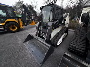 Chargeuse sur chenilles de marque réputée 50 kW XC7-TR08, petite chargeuse compacte sur chenilles de 1 tonne de charge utile avec lame à neige, balai angulaire et tarière. - Product Image 3