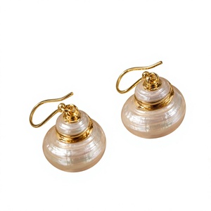 Boucles d'oreilles pendantes plaquées or, imitation perle, forme cloche classique pour femme, bijoux de mode pour femme, boutique en ligne de vente en gros - Product Image 1