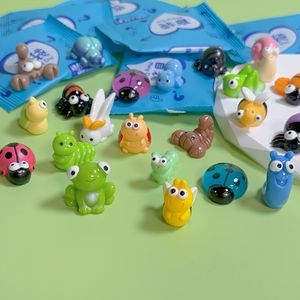 Bolsa Sorpresa con Mini Figuras Realistas de Resina de Ranas, Insectos y Pequeños Animales - Product Image 1