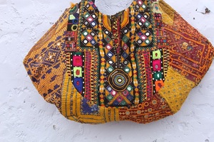Sac à bandoulière ethnique indien Banjara fait main multicolore, brodé à la main avec des fleurs, grande capacité, fermeture éclair, pour femmes - Product Image 2