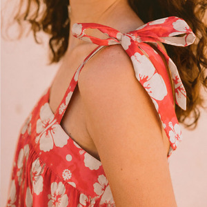 Robe de plage hawaïenne à imprimé floral personnalisée par le fabricant, luxueuse, respirante, en lin et coton, mini-robe. - Product Image 2