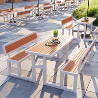 Ensemble table et chaises monobloc d'extérieur pour usage commercial, idéal pour les cours, jardins et terrasses, avec dossier, table longue
