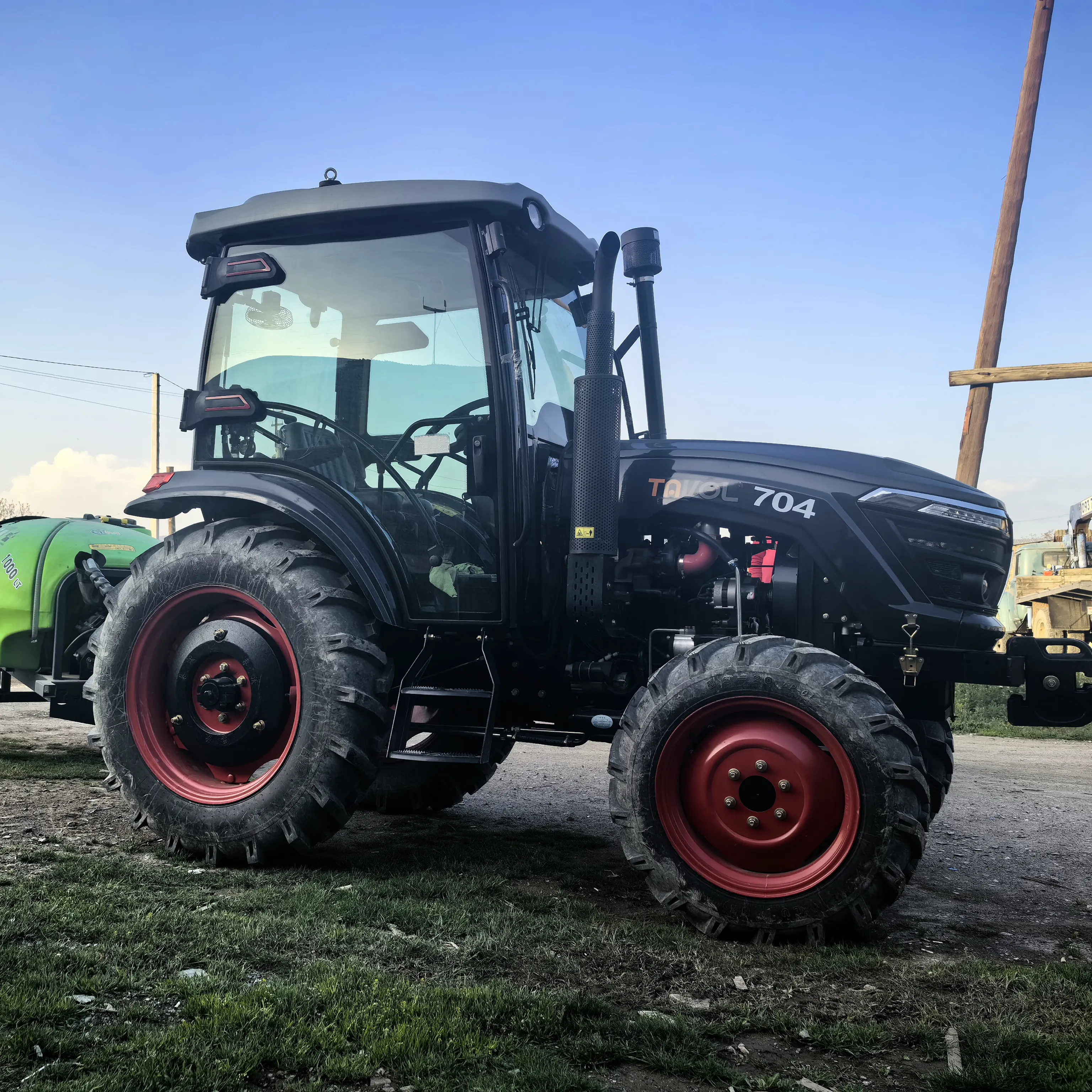 農業用トラクター70hp 4輪駆動YTOディーゼルエンジン8 + 8シフトギアボックス黒色アルメニア