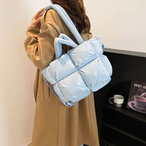 Sac fourre-tout matelassé pour femme, très tendance, en nylon résistant à l'eau, sacs à main gonflés d'été avec bandoulière, logo personnalisé, 10 couleurs disponibles - Product Image 4